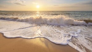 A beach with waves, a clear sky, and the sun setting or rising. - Cozy Vacation Rental in a Former Farmhouse, Surrounded by Nature (Callantsoog)
