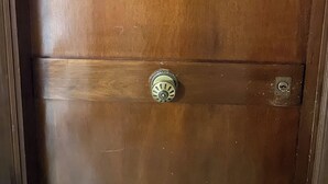 A wooden door with a metal handle and a sign above it. - Charming 2-bedroom apartment with AC in Vibo Valentia (Vibo Valentia)
