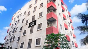 Un hotel a più piani con un cartello che indica 'HOTEL' e 'servizio 5 stelle'.