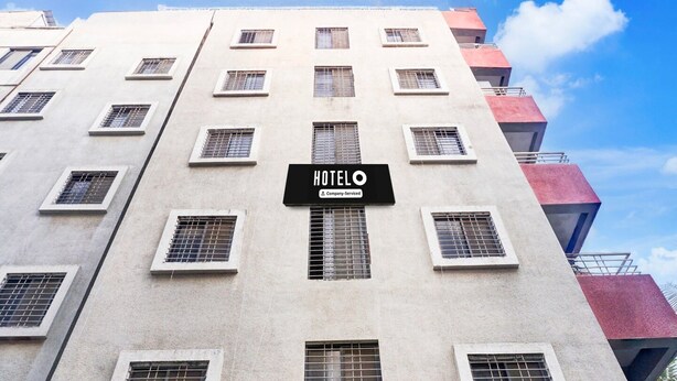 Un edificio di un hotel con numerose finestre e un cartello con la scritta 'HOTEL'.