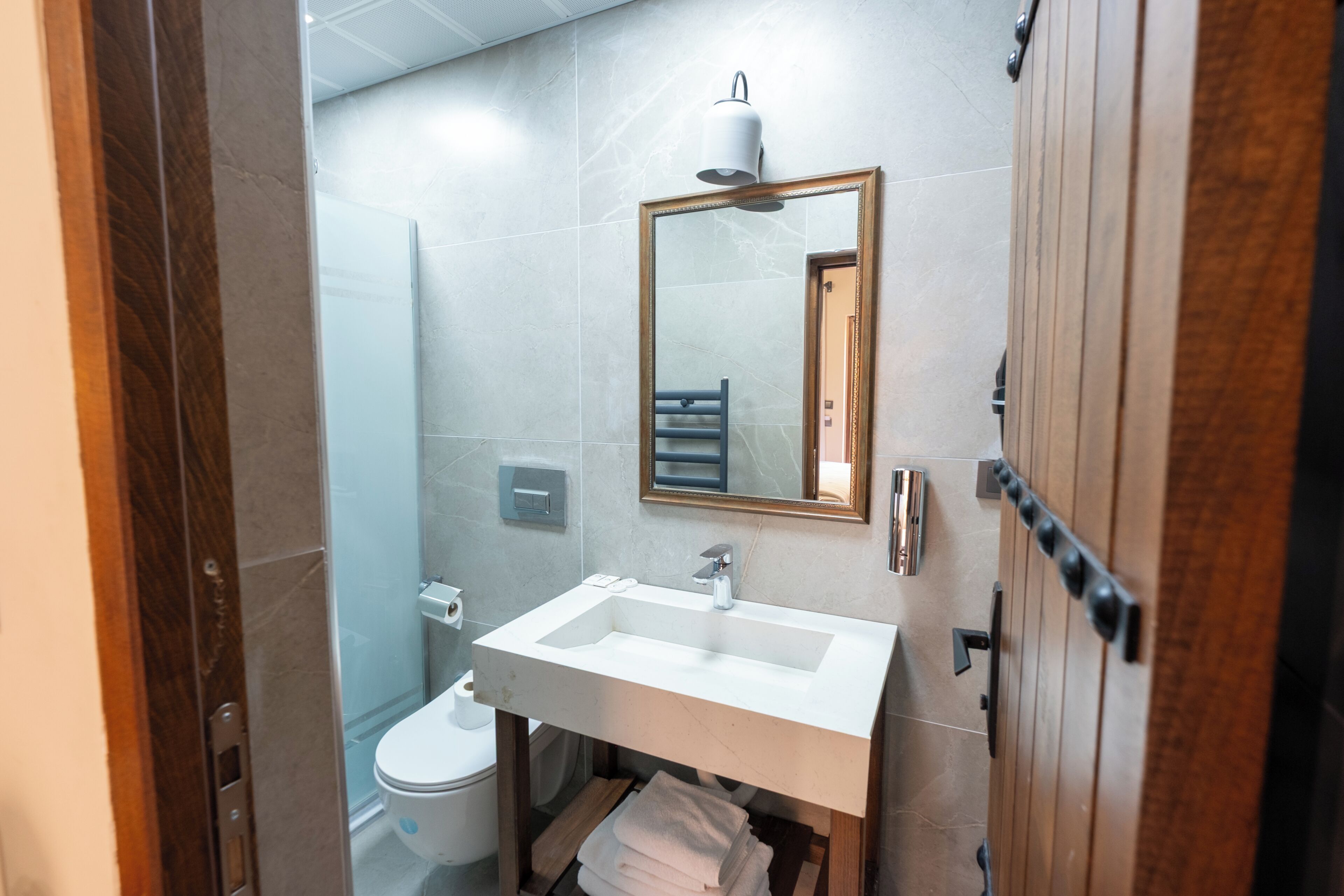 Chambre Double Standard | Salle de bain | Douche, sèche-cheveux, serviettes fournies, savon