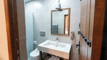 Chambre Double Standard | Salle de bain | Douche, sèche-cheveux, serviettes fournies, savon