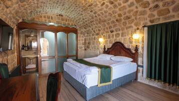 Deluxe Double Room | Desk, laptop workspace, free WiFi