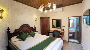 Standard Double Room | Desk, laptop workspace, free WiFi