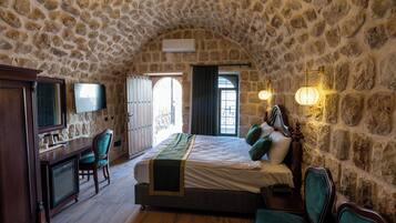 Deluxe Double Room | Desk, laptop workspace, free WiFi