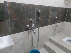 Standard-Doppelzimmer, Balkon, Seeblick | Badezimmer