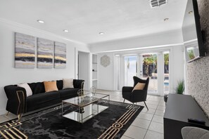 Smart TV - Modern 4BR- Stunning Pool- Parking- Backyard- (Miami)