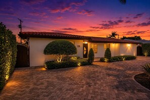 Exterior - Modern 4BR- Stunning Pool- Parking- Backyard- (Miami)