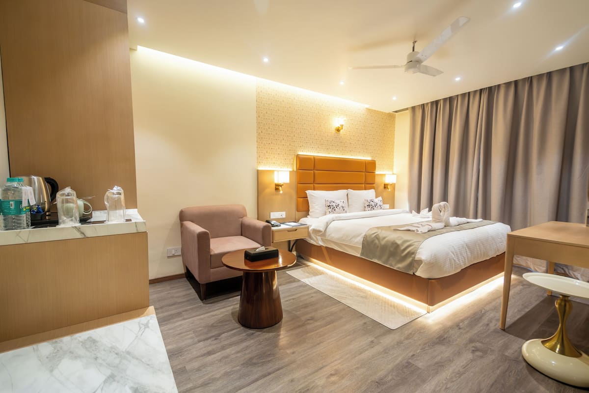 Deluxe Double Room, City View | Iron/ironing board