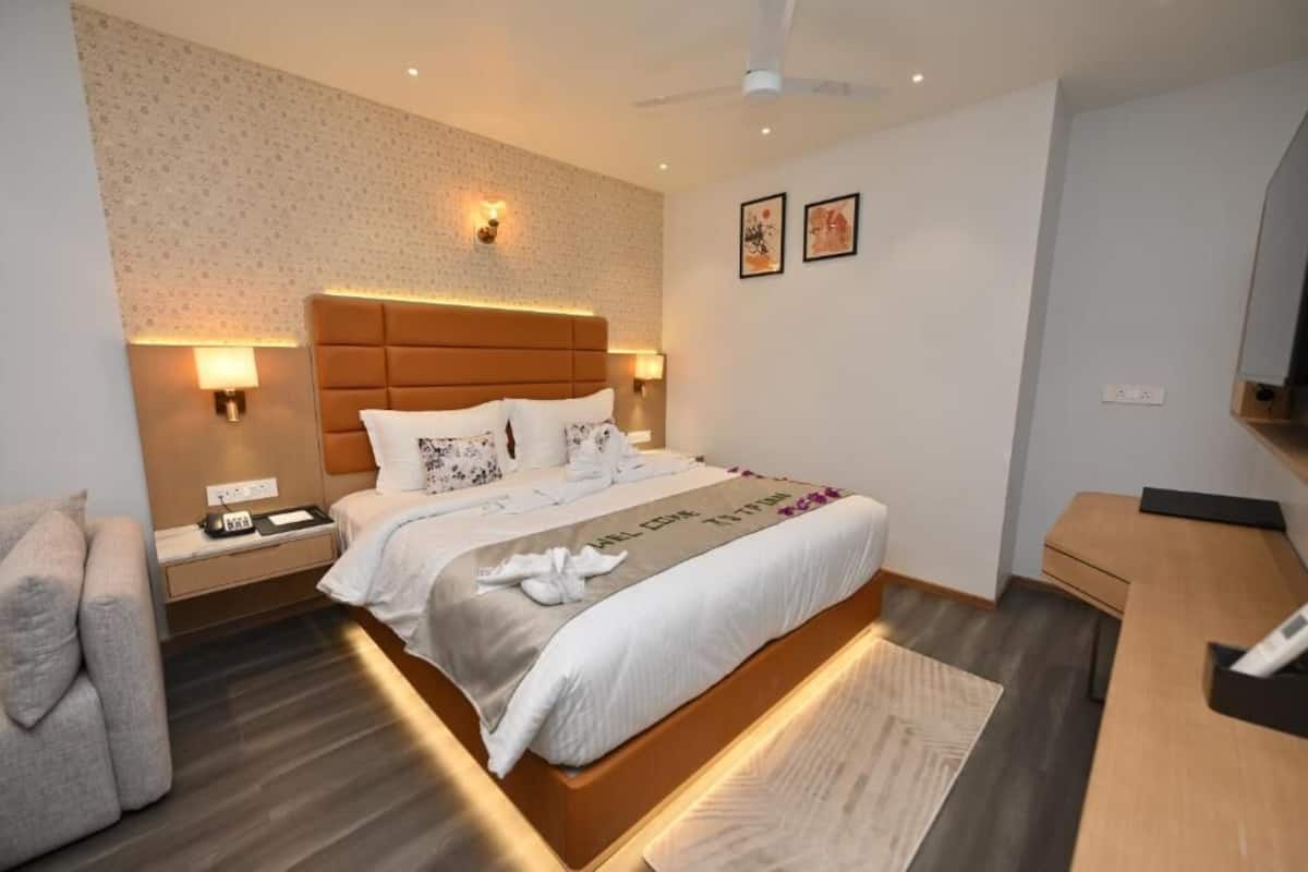 Premium Room, Balcony, Pool View | Iron/ironing board
