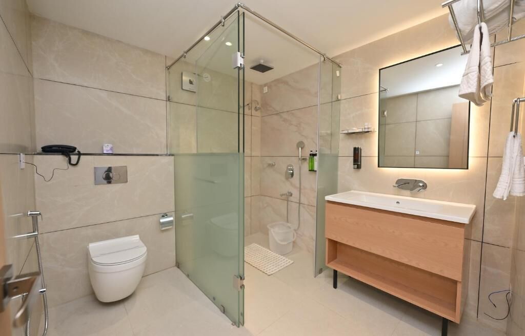 Royal Suite, Balcony, Pool View | Bathroom
