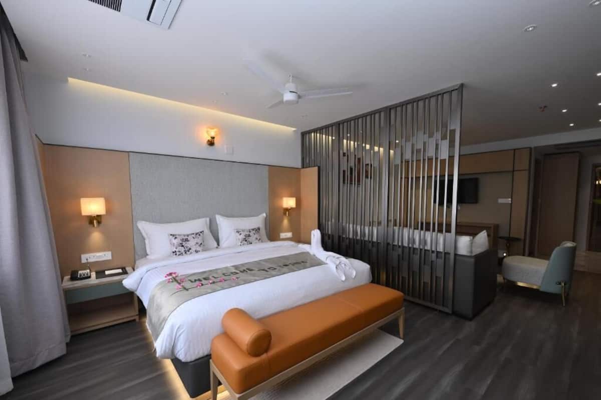 Royal Suite, Balcony, Pool View | Iron/ironing board