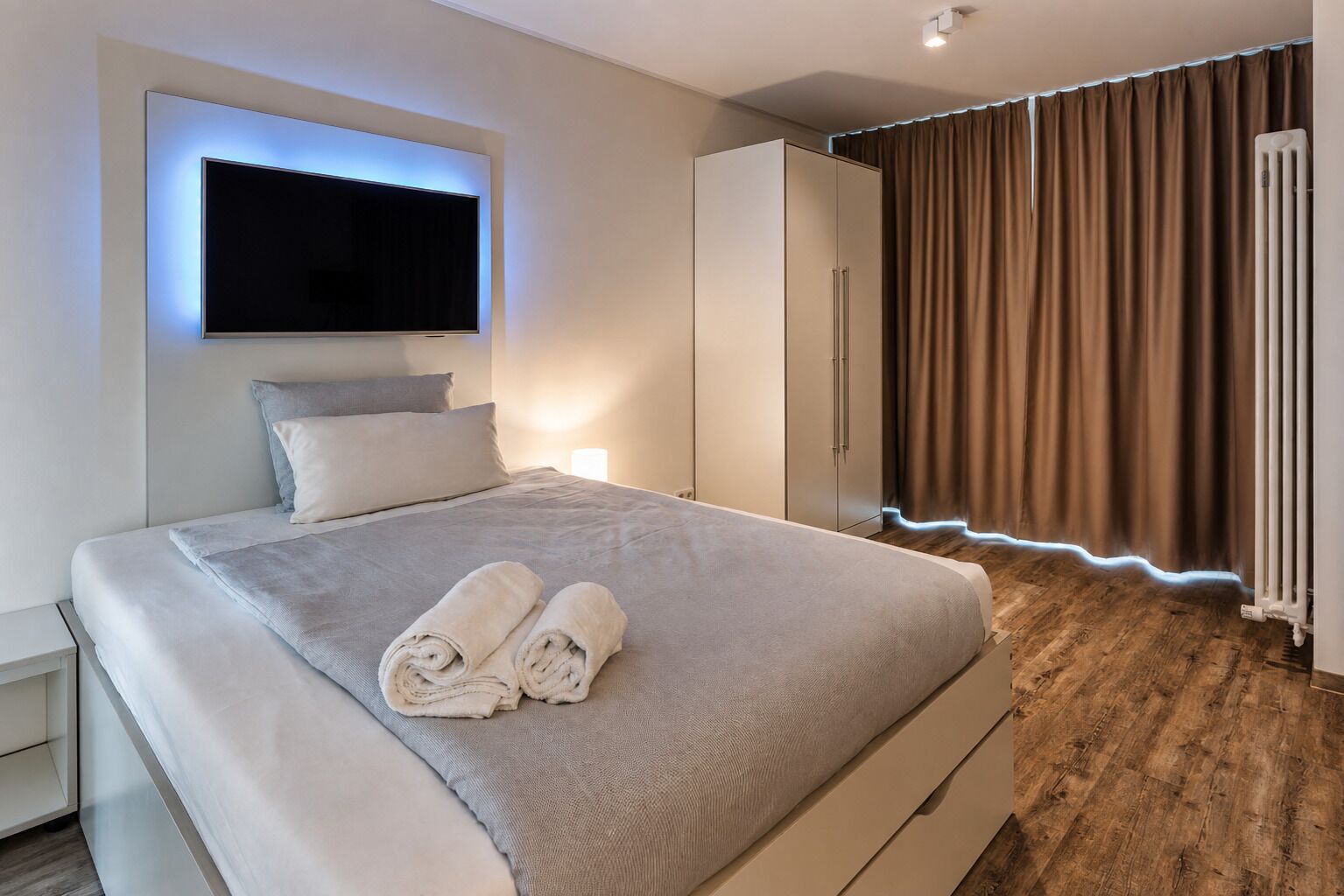 Apartamento superior, sacada, vista para a cidade | Espaço de trabalho para notebook, quartos à prova de som