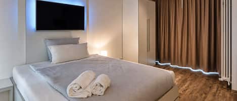 Superior-Apartment, Balkon, Stadtblick | Laptopgeeigneter Arbeitsplatz, schallisolierte Zimmer