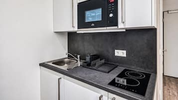Mesin espresso, mesin pembuat kopi/teh, lemari es kecil, dan microwave