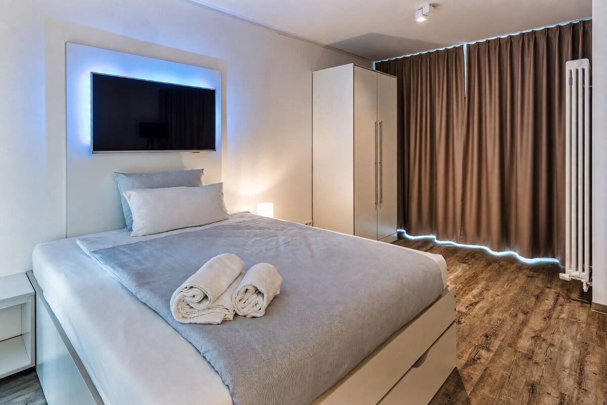 Apartamento luxo, sacada, vista para a cidade | Espaço de trabalho para notebook, quartos à prova de som