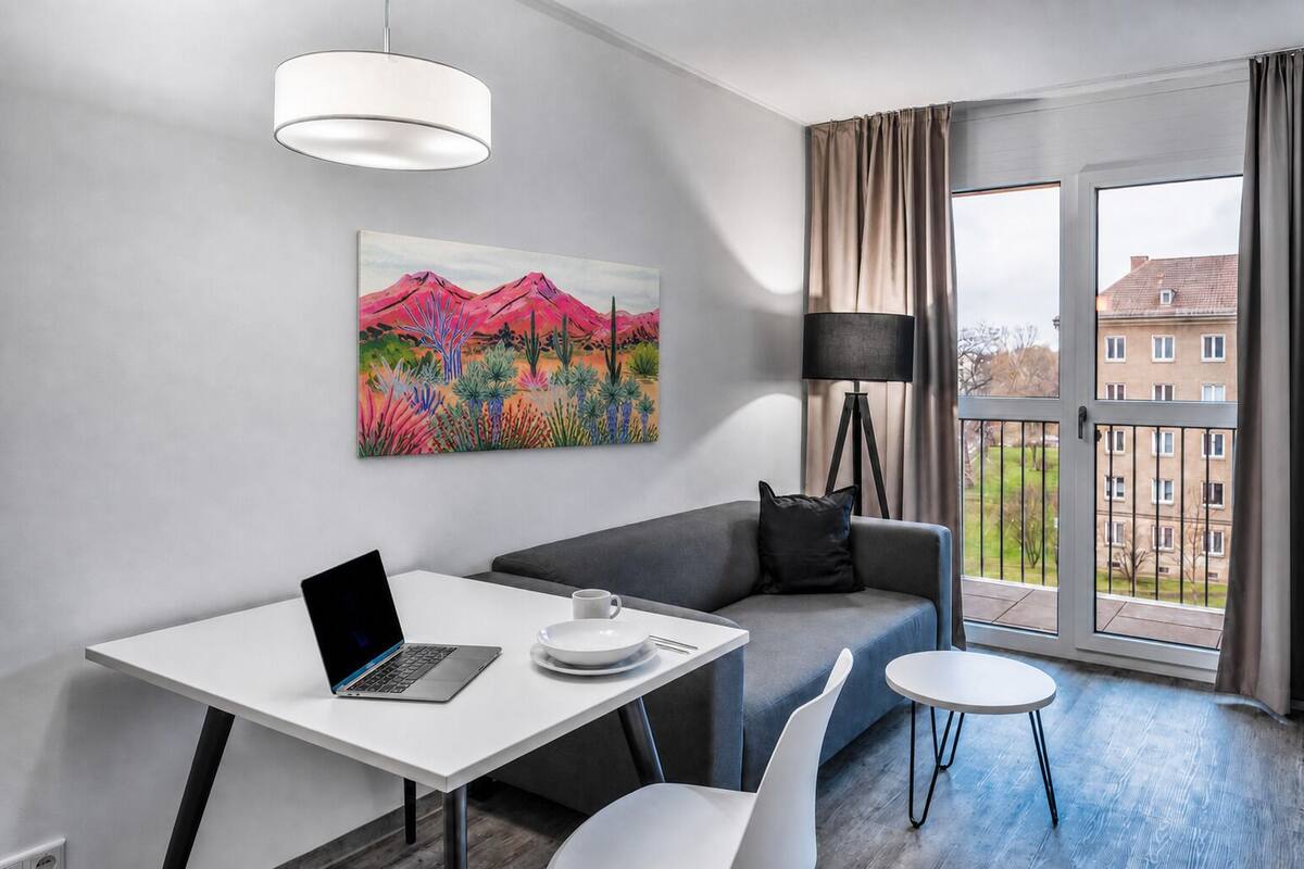 Apartamento superior, sacada, vista para a cidade | Espaço de trabalho para notebook, quartos à prova de som