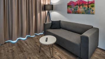 Appartement Supérieur, balcon, vue ville | Coin séjour