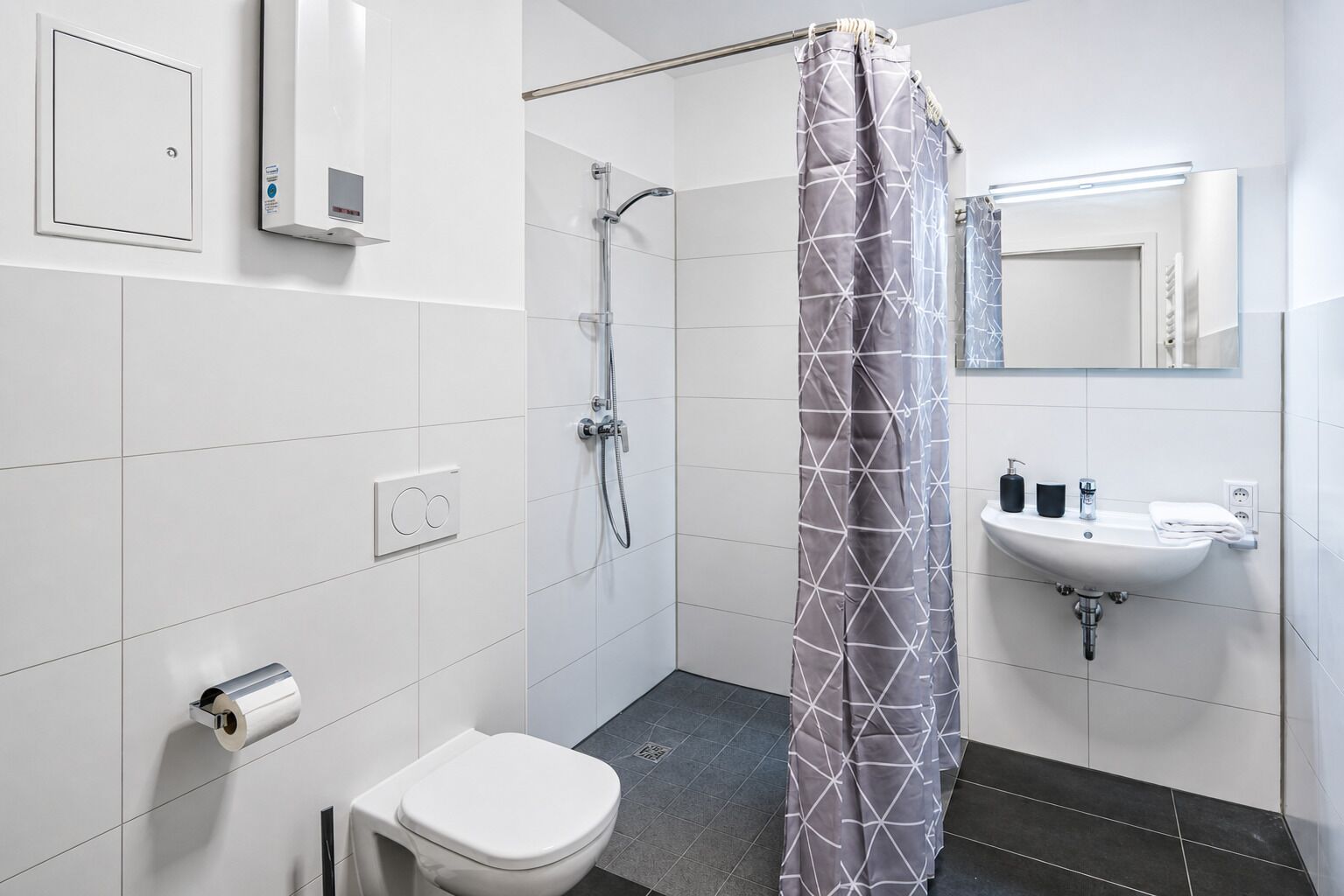 Apartamento superior, sacada, vista para a cidade | Banheiro | Chuveiro, secador de cabelo, toalhas de banho, sabonete