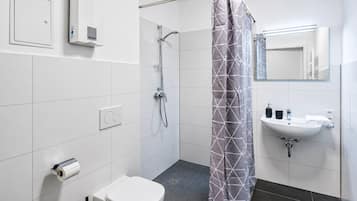 Apartamento superior, sacada, vista para a cidade | Banheiro | Chuveiro, secador de cabelo, toalhas de banho, sabonete