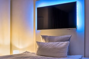 Apartamento luxo, sacada, vista para a cidade | Espaço de trabalho para notebook, quartos à prova de som