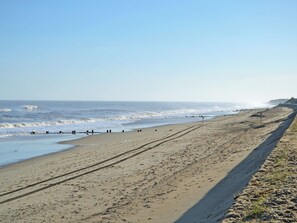 A beach with a clear sky, waves, and a sandy shore. - 3 bedroom accommodation in Bacton (Bacton)
