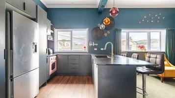 Geladeira, micro-ondas, fogão, cooktop