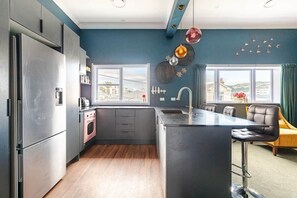 Geladeira, micro-ondas, fogão, cooktop