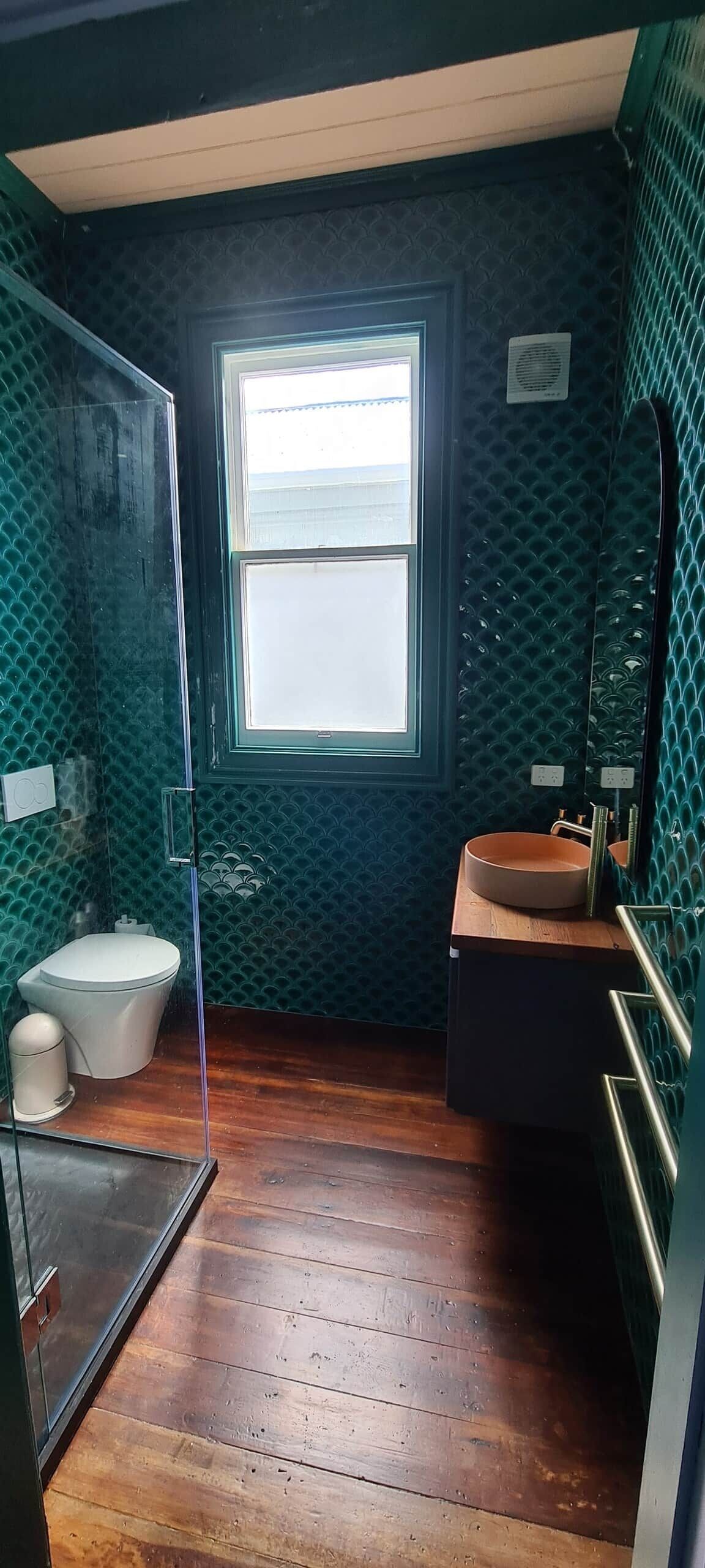 Ducha, secador de pelo, toallas y jabón