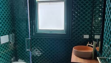 Ducha, secador de pelo, toallas y jabón