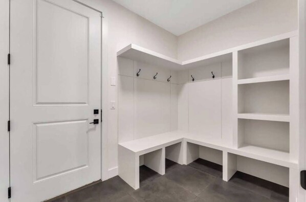 Interior - Luxuria Vibe & Vogue 5 Bdrm near Lake! (Chestermere)