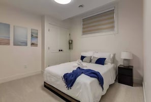 Iron/ironing board, Internet, bed sheets - Pavilion Lakefront Luxe 3 Bdrm near Lake! (Chestermere)