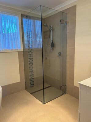 Dusche, Haartrockner, Handtücher, Seife
