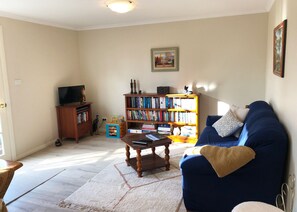 TV, DVD player, books - Winter Quickie. Come to Uralla-Armidale for a cool, snuggle-inducing farm stay. (Saumarez Ponds)