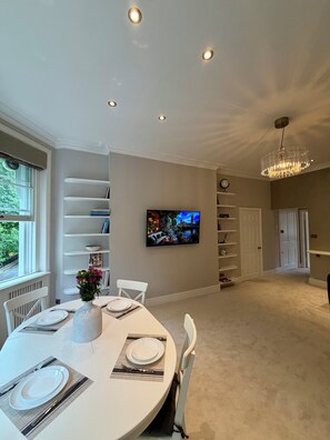 Dining - Luxury Apartment Overlooking St George’s Square & the Thames (London)