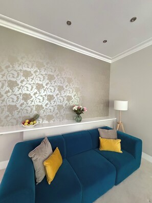 Smart TV, fireplace, books - Luxury Apartment Overlooking St George’s Square & the Thames (London)