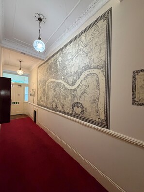 Interior - Luxury Apartment Overlooking St George’s Square & the Thames (London)
