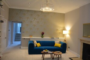 Smart TV, fireplace, books - Luxury Apartment Overlooking St George’s Square & the Thames (London)