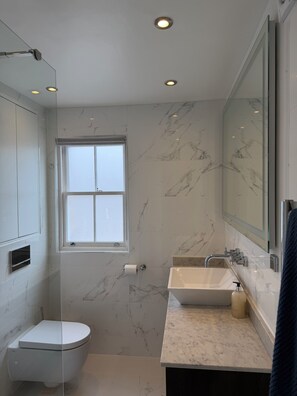 Dusche, Haartrockner, Handtücher, Seife