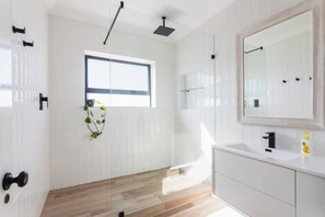Bathroom - Serene 2-Bedroom Apartment with Ocean Views in Melkbosstrand (Melkbosstrand)