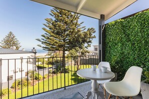 Outdoor dining - Serene 2-Bedroom Apartment with Ocean Views in Melkbosstrand (Melkbosstrand)