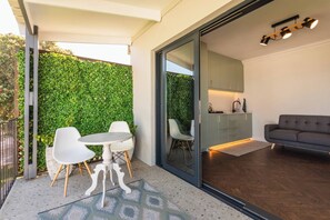 Outdoor dining - Serene 2-Bedroom Apartment with Ocean Views in Melkbosstrand (Melkbosstrand)