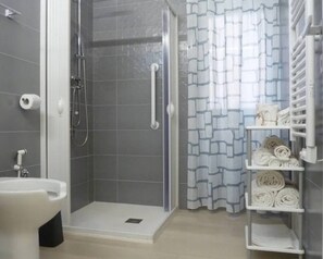 Bathroom - Room for rent for 2 people (Campobasso)