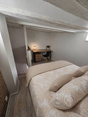 Room - Cozy 2-bedroom apartment in the heart of the historic center of Montluçon (Montluçon)