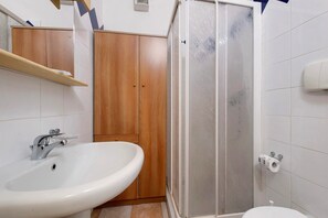 Bathroom - Apartment 'House Of The Sun' with Shared Pool, Private Terrace and Wi-Fi (Desenzano del Garda)