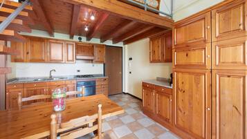 Kühlschrank, Herdplatte, Wasserkocher mit Kaffee-/Teezubehör