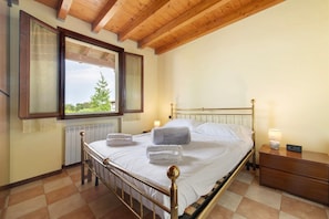 Room - Apartment 'House Of The Sun' with Shared Pool, Private Terrace and Wi-Fi (Desenzano del Garda)