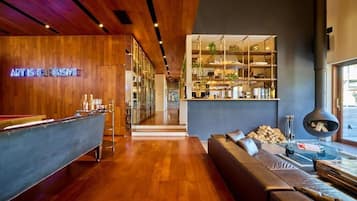 Luxury Villa, Lake View | Bar (on property)