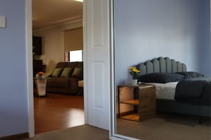 3 habitaciones, tabla de planchar con plancha, wifi y ropa de cama 