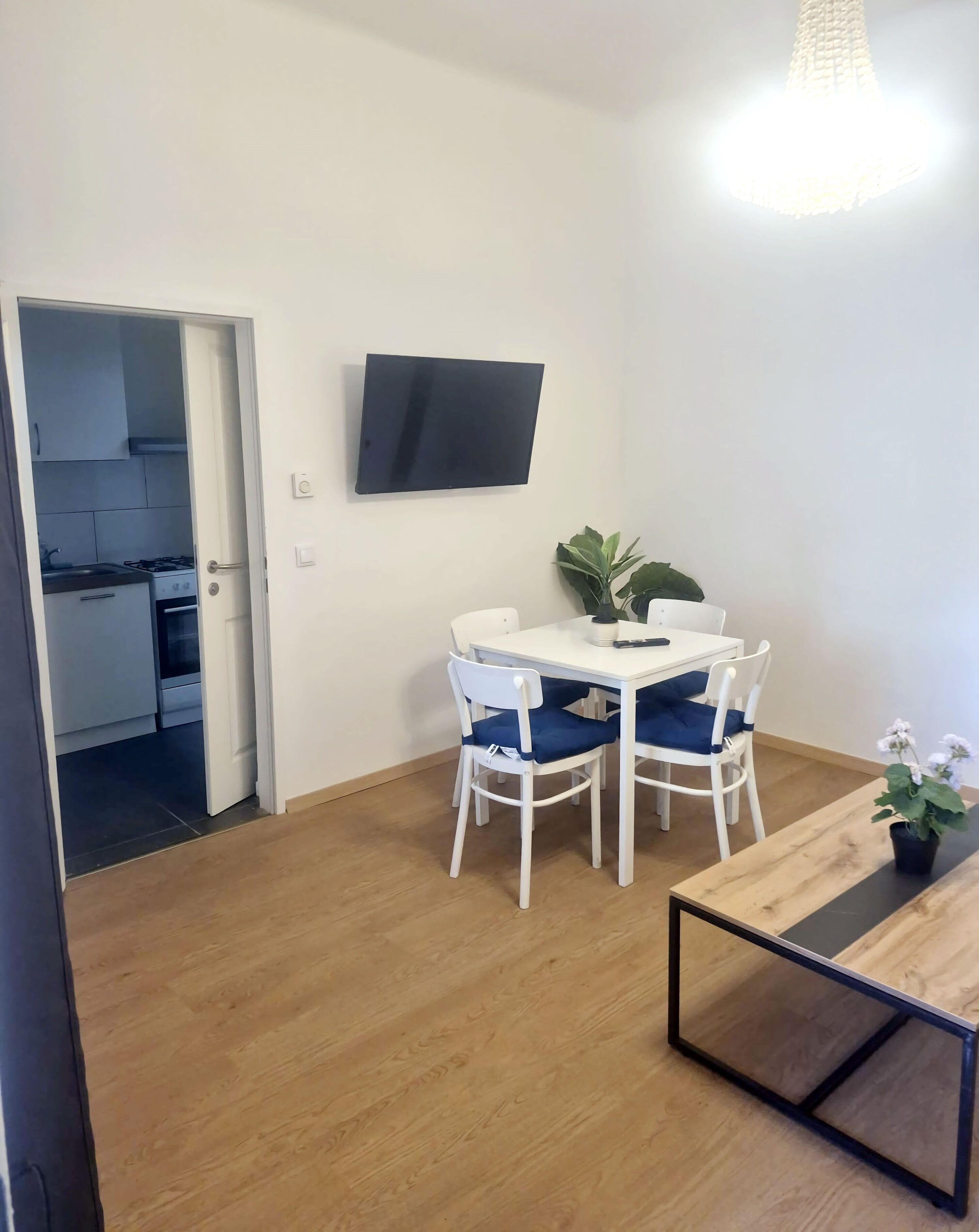 Basic Apartment | Dining